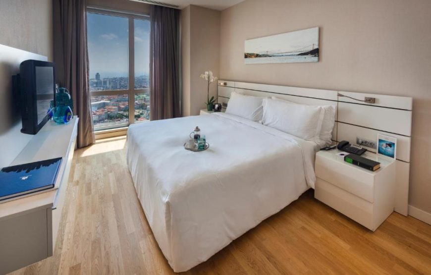 Deluxe One-Bedroom Apartment with Sea View