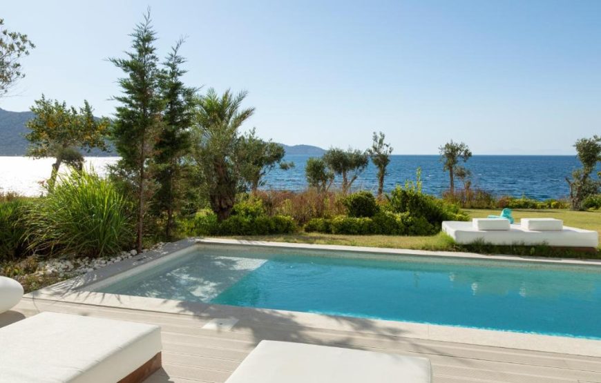 King Premium One-Bedroom Suite with Pool