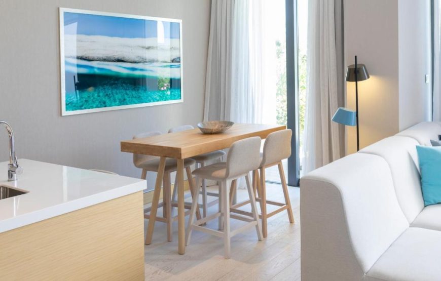 King Premium One-Bedroom Suite with Pool