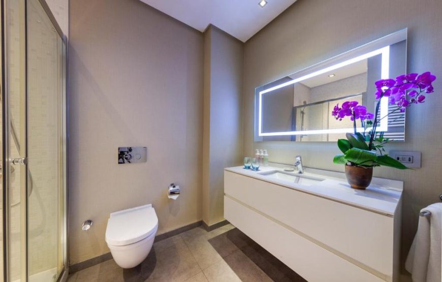 Deluxe Two-Bedroom Apartment with Sea View