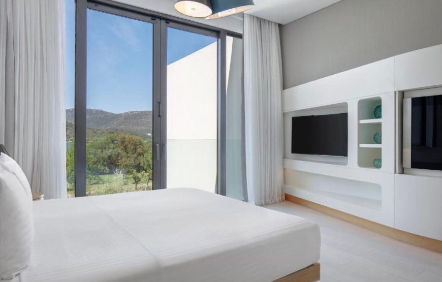 Deluxe Room with Partial Sea View