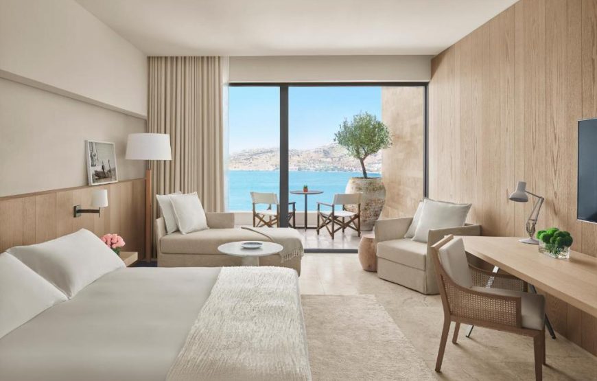 Deluxe Room with Sea View and Balcony