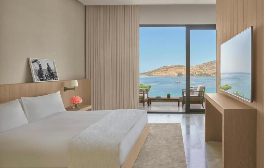 Deluxe Room with Sea View and Balcony
