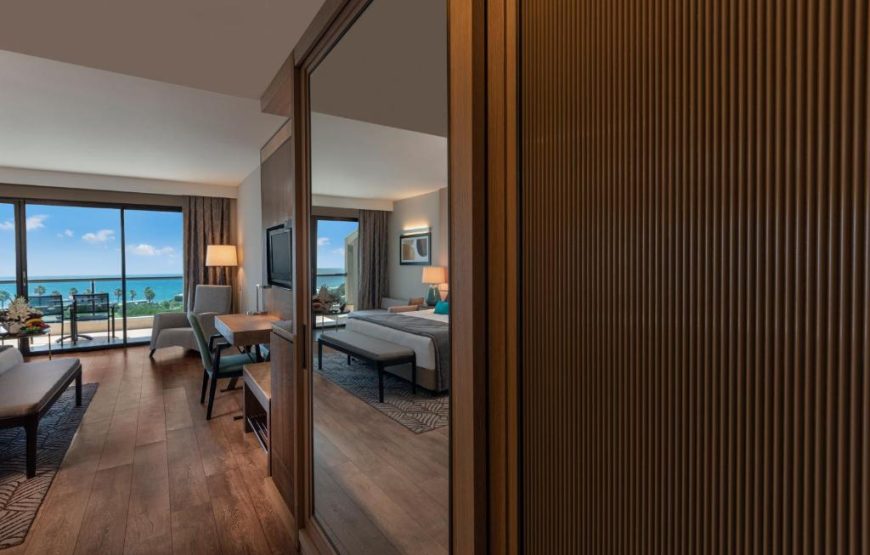 Deluxe Room with Side Sea View