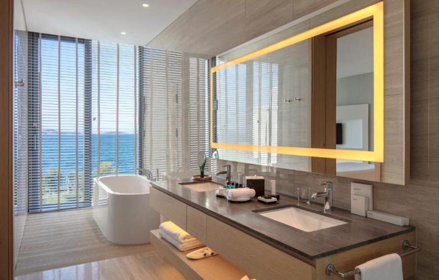 Deluxe Room with Terrace and Partial Sea View