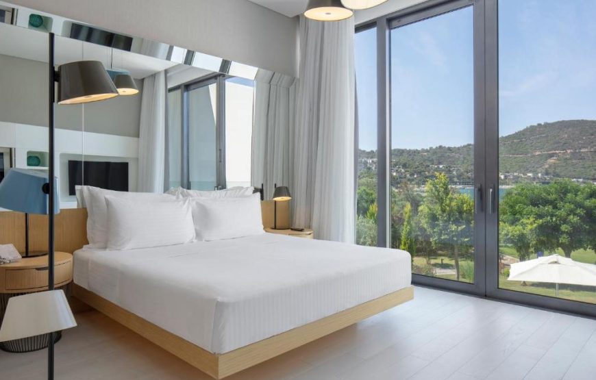 Deluxe Room with Terrace and Partial Sea View