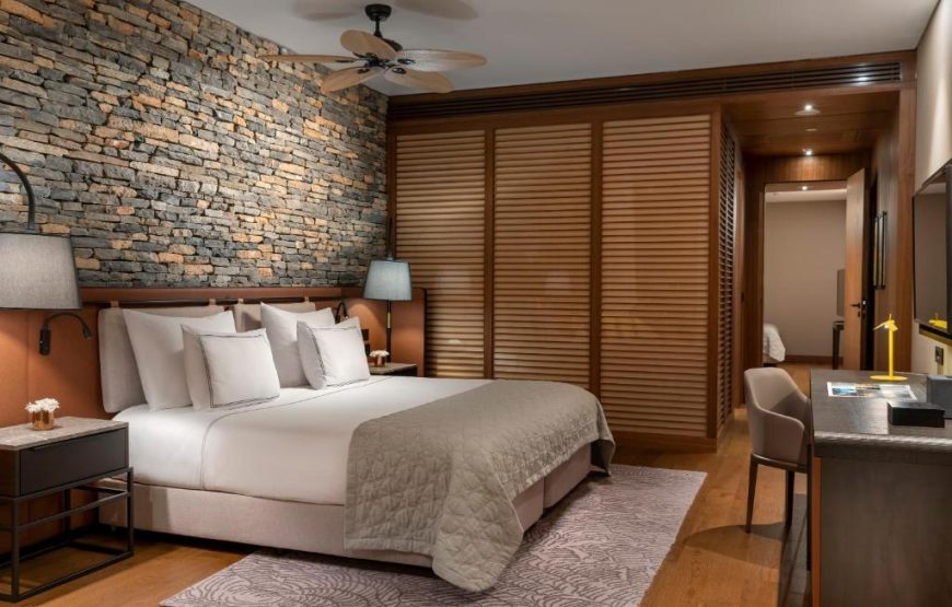 Family Corner Suite with Partial Sea View