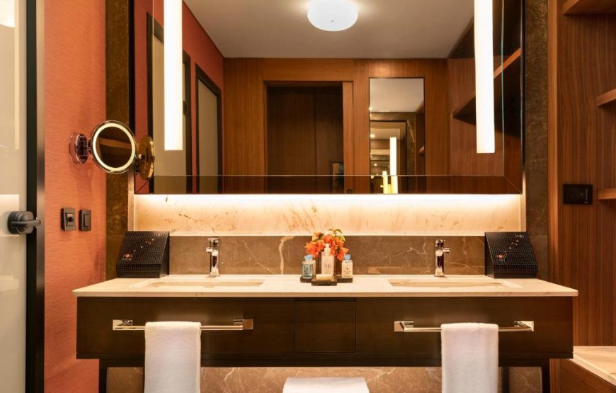 Family Corner Suite with Partial Sea View