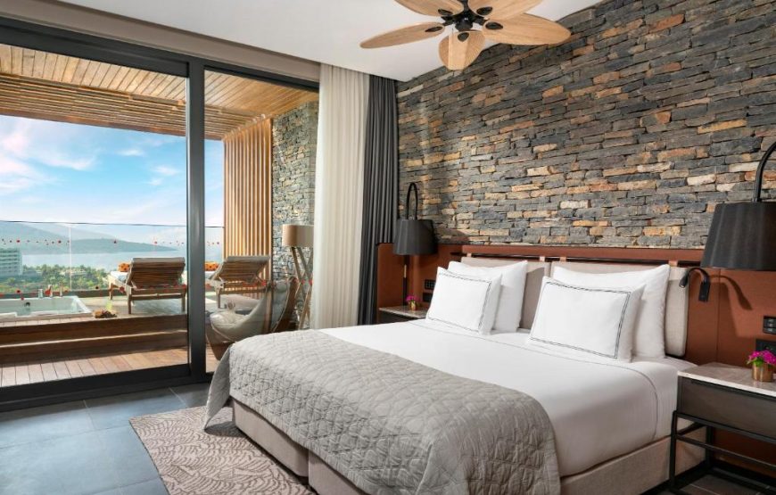 Family Room with Partial Sea View