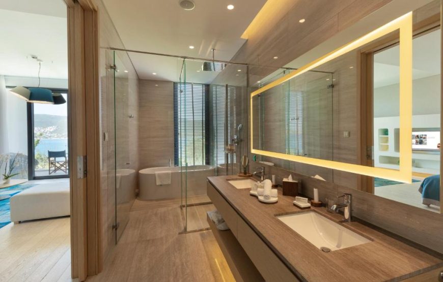 Junior Suite with Balcony and Sea View