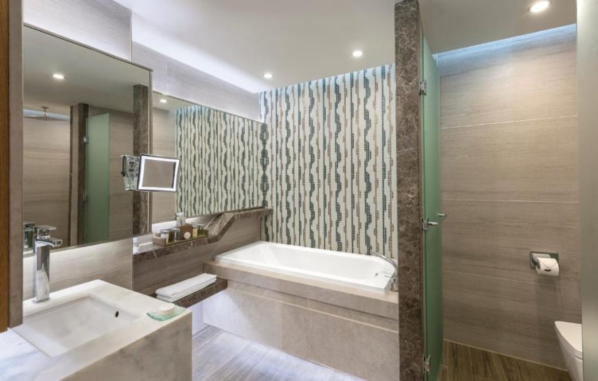 Legendary Suite Swim Up