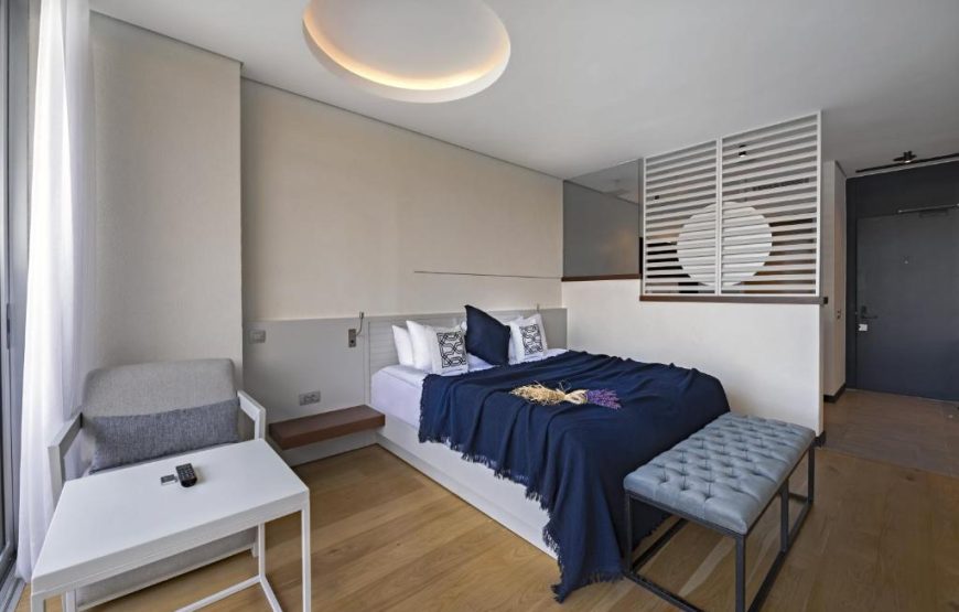 Luxury Partial Sea View Room with Pool