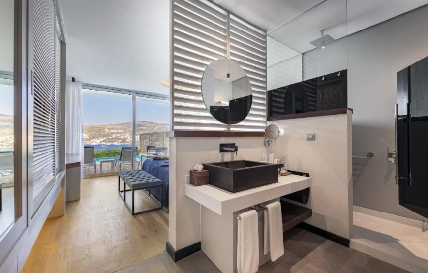 Luxury Partial Sea View Room with Pool