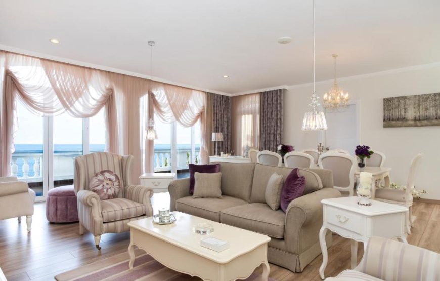 Queen Beatrix Suite with Spa Bath