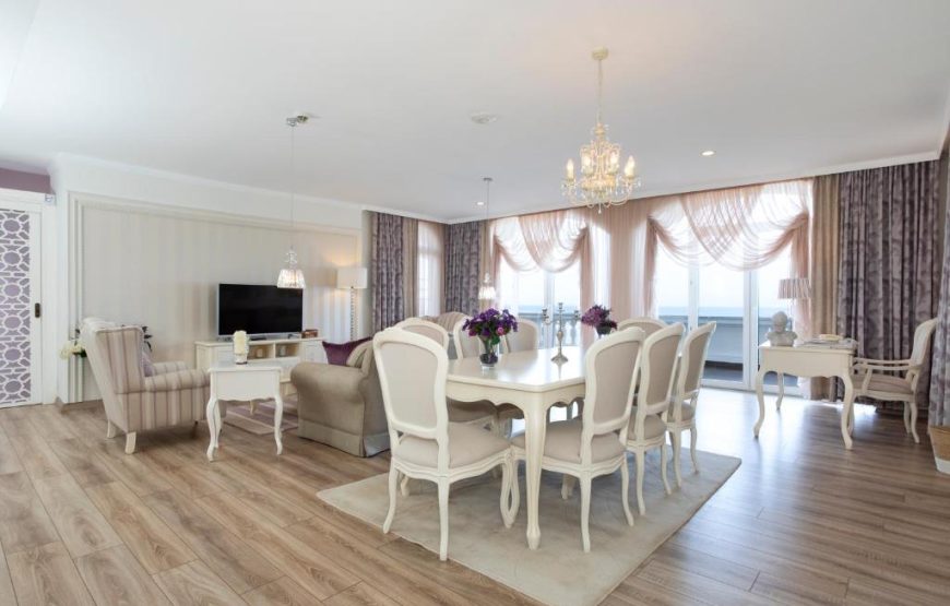 Queen Beatrix Suite with Spa Bath