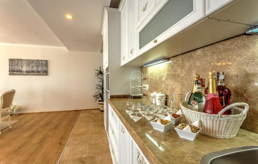 Queen Beatrix Suite with Spa Bath