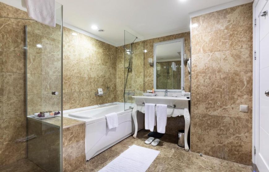 Queen Beatrix Suite with Spa Bath