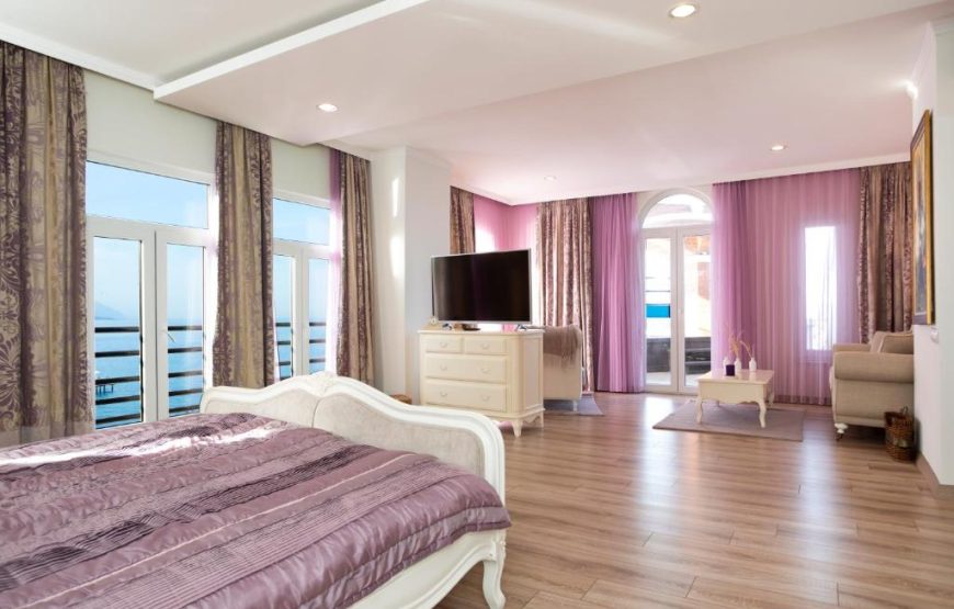 Queen Beatrix Suite with Spa Bath