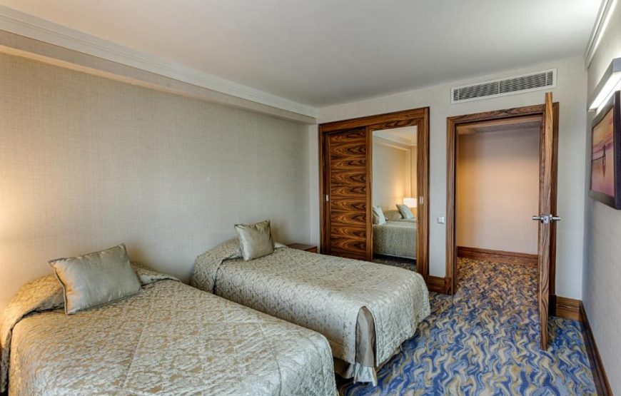 Senior Suite with Land View