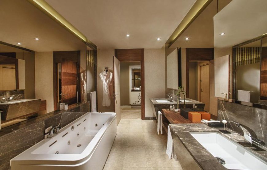 Suite with Land View