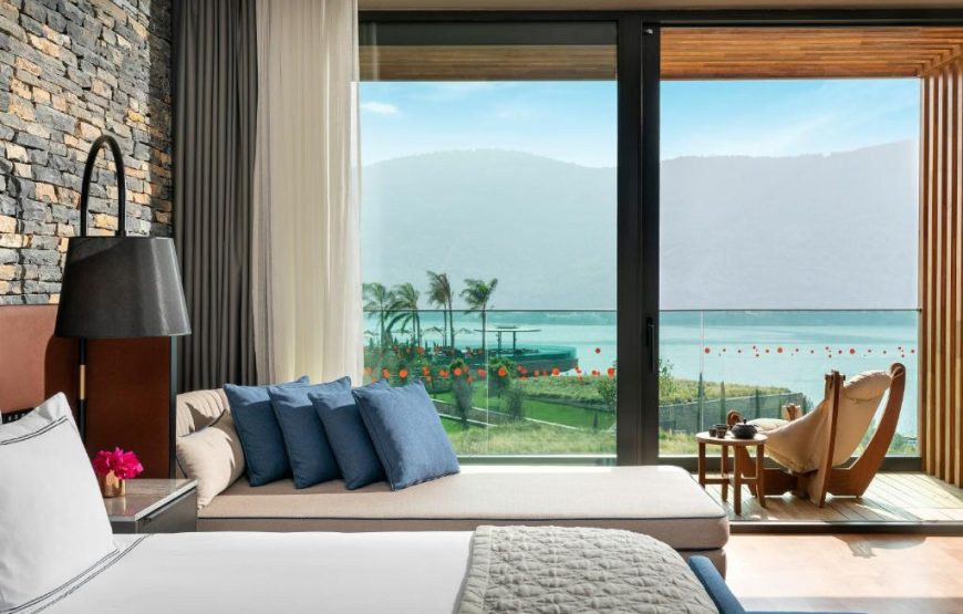Superior Room with Partial Sea View