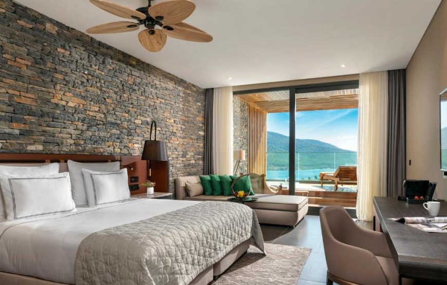 Terrace Room with Bathtub and Partial Sea View